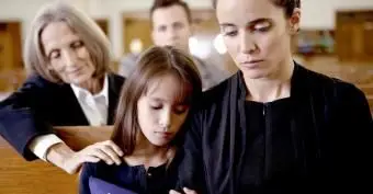 꽃 장례식에서 여자