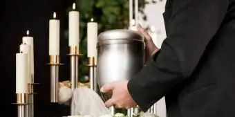 Bestatter auf Beerdigung mit Urne