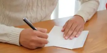 So unterschreiben Sie eine Beileidskarte: 30 einfache Beispiele