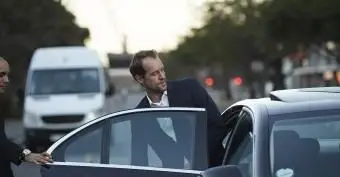 Männlicher Freund öffnet Autotür