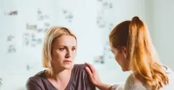 Frau redet, um ihre Freundin zu trösten