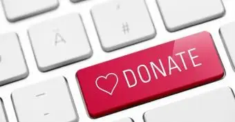 Donner la clé rouge avec le symbole du coeur sur le clavier