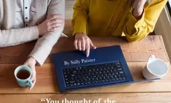 Mann liest Dankeschön im Büro