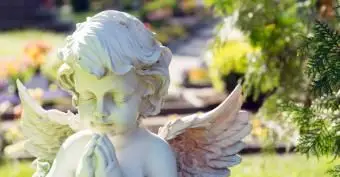 Figura de anjo no cemitério