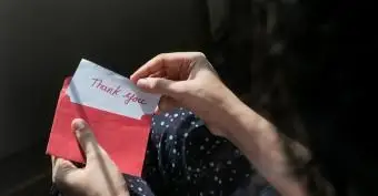 사망 후 간병인에게 감사 메모 쓰기 (예제 포함)