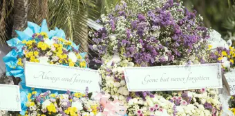 Qué escribir en una corona funeraria: mensajes sinceros