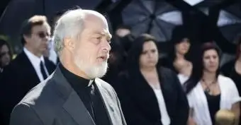 Duchowny wygłaszający mowę na pogrzebie