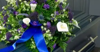 彼女を慰める友人と悲しみの若い女性