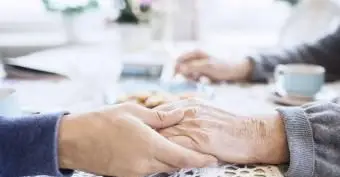 葬式に出席できないときの言い方：17の思いやりのあるメッセージ