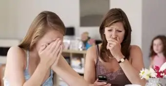 Mère et fille bouleversée avec le téléphone
