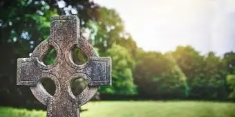 Nagrobek z krzyżem celtyckim na cmentarzu