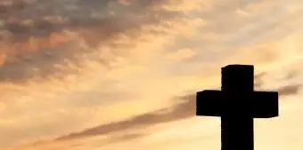 Pomnik krzyża o zachodzie słońca