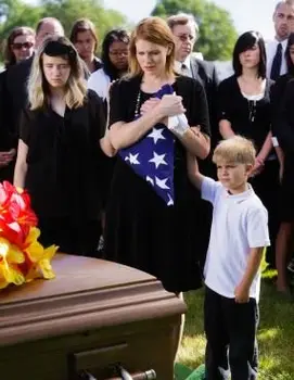 Famiglia a un funerale militare