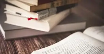 Libros apilados sobre mesa de madera