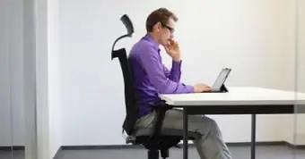 Posición correcta para sentarse en el escritorio con tableta